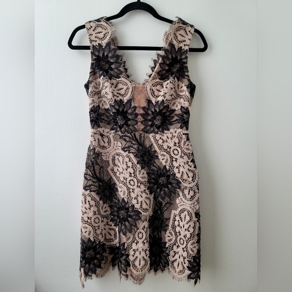 BCBG MAXAZRIA Lace tiered dress - Picture 2 of 10